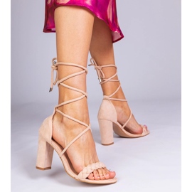 Sandálias bege amarradas no post 1