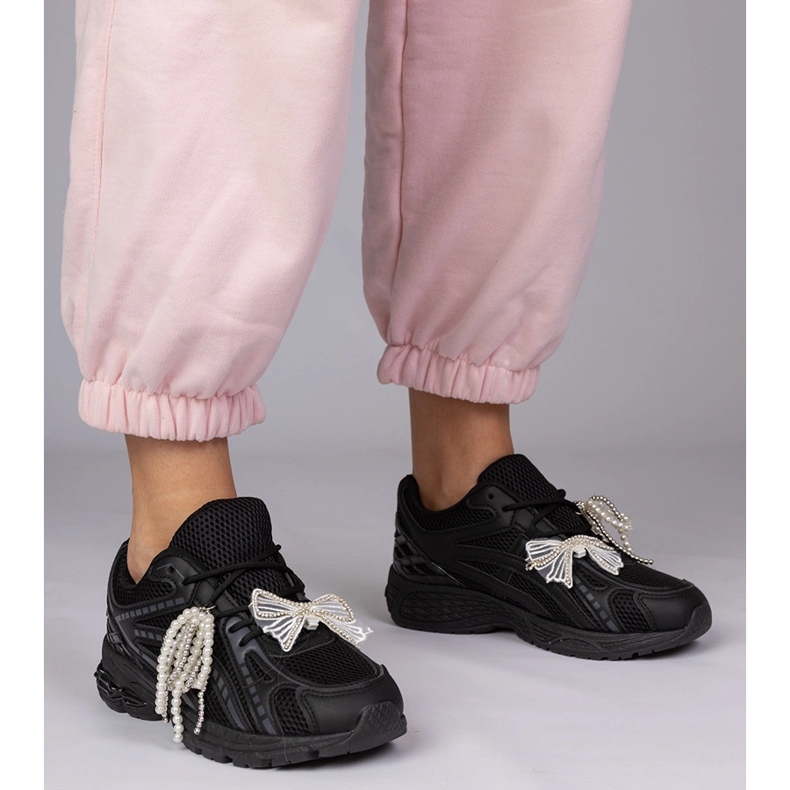 Tênis pretos com decorações destacáveis 1