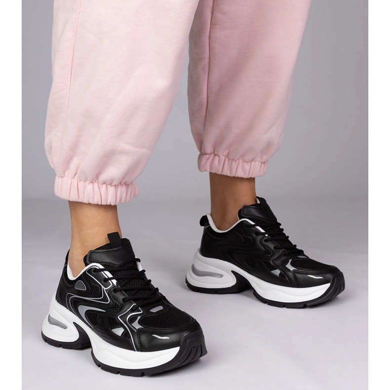 Tênis de esportes negros em uma sola grossa preto 1