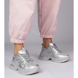 Tênis de esportes de prata em uma sola grossa 1