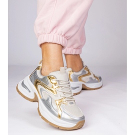 Tênis de esportes dourados em uma sola grossa 1