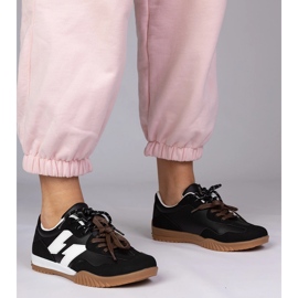 Tênis pretos tênis com cadarços coloridos 1