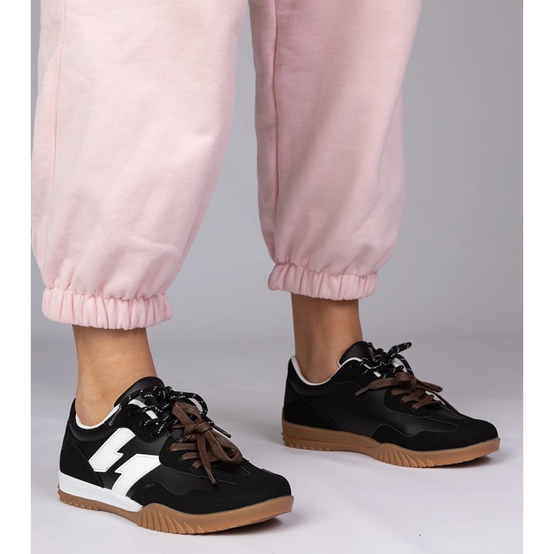 Tênis pretos tênis com cadarços coloridos 1