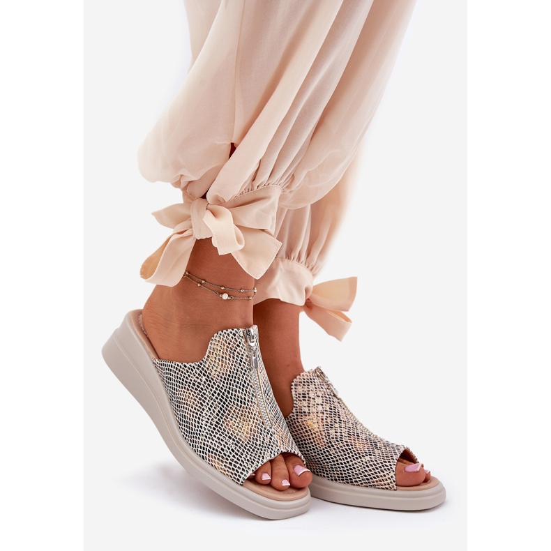 Cunhas femininas com cunha com um padrão de animal de castelo bege 1