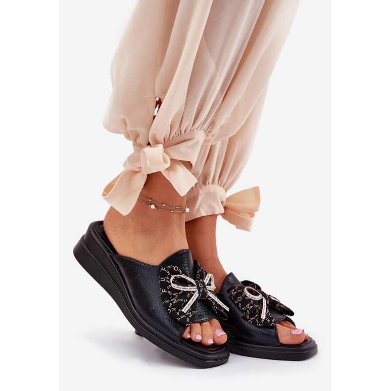 Jezzi Cunhas femininas em cunha com um arco preto 1