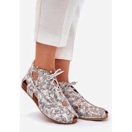 Botas Maciejka de couro estampado 03426-46 Branco e bege 1 Botas Maciejka de couro estampado 03426-46 Branco e bege 1