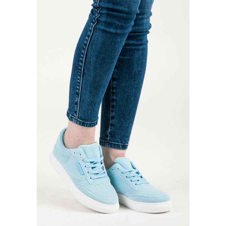 Tênis na plataforma azul 1