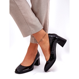 Bombas femininas lacadas em couro no post preto de Vinceza 91130 3