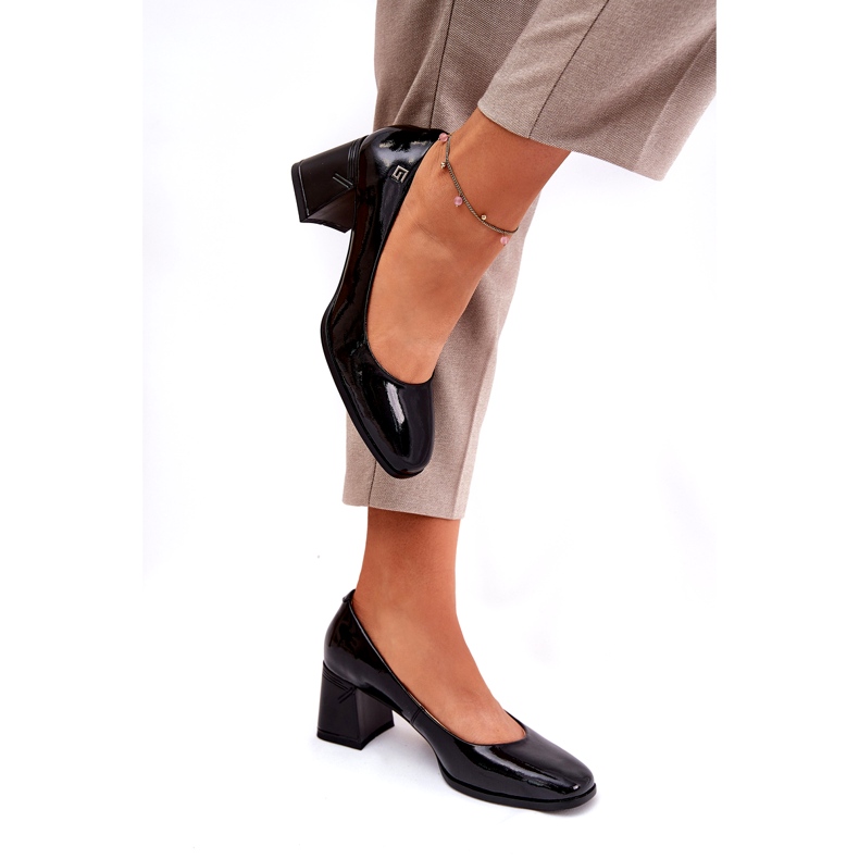 Bombas femininas lacadas em couro no post preto de Vinceza 91130 2