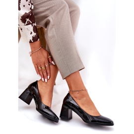 Bombas femininas lacadas em couro no post preto de Vinceza 91130 4