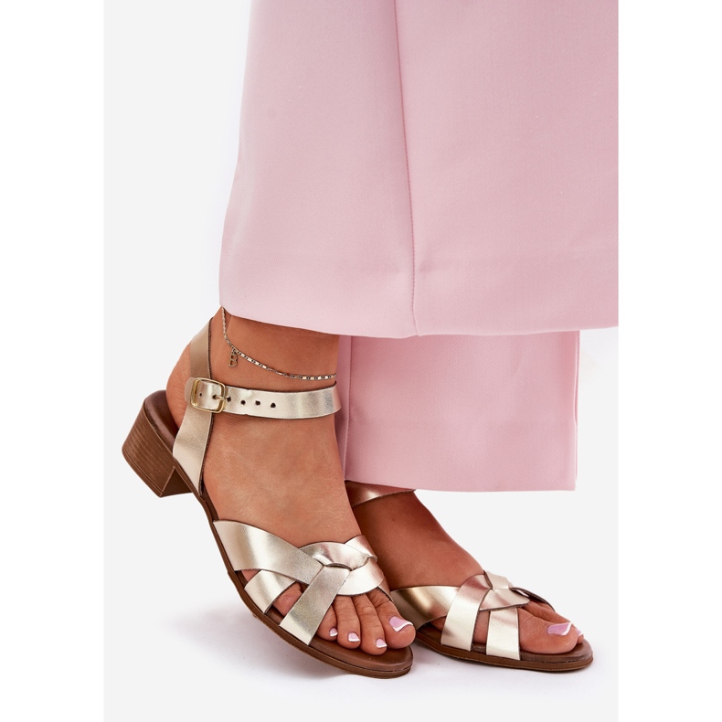 Sandálias de couro com um delicado salto Zazoo 40372 Gold dourado 1