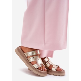 Flipers de couro natural feminino na plataforma de ouro Zazoo 40440 dourado 1