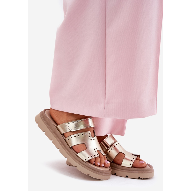 Flipers de couro natural feminino na plataforma de ouro Zazoo 40440 dourado 1