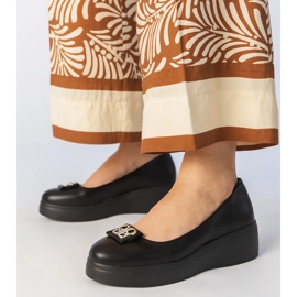 Sapatos pretos na plataforma com uma decoração de zircão 1