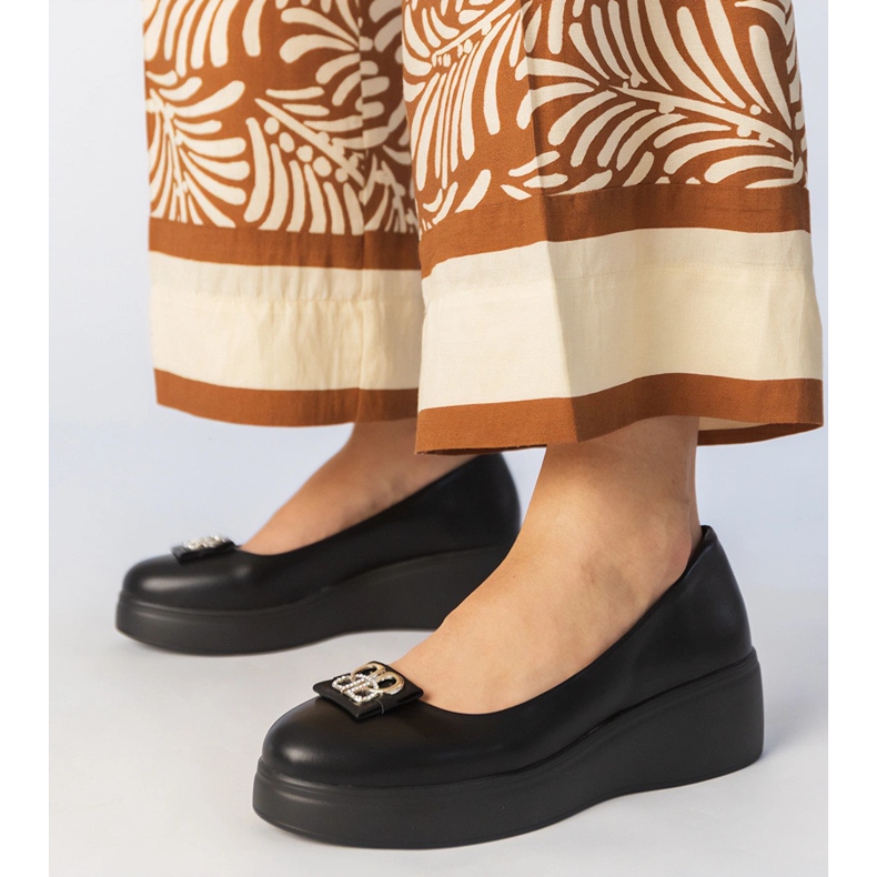 Sapatos pretos na plataforma com uma decoração de zircão 1