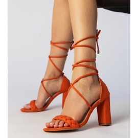 Sandálias de laranja no poste 1