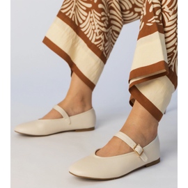 Ballerinas femininas bege com uma fivela 1