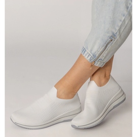 Tênis esportivo branco slip-on 1