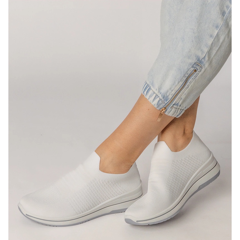 Tênis esportivo branco slip-on 1