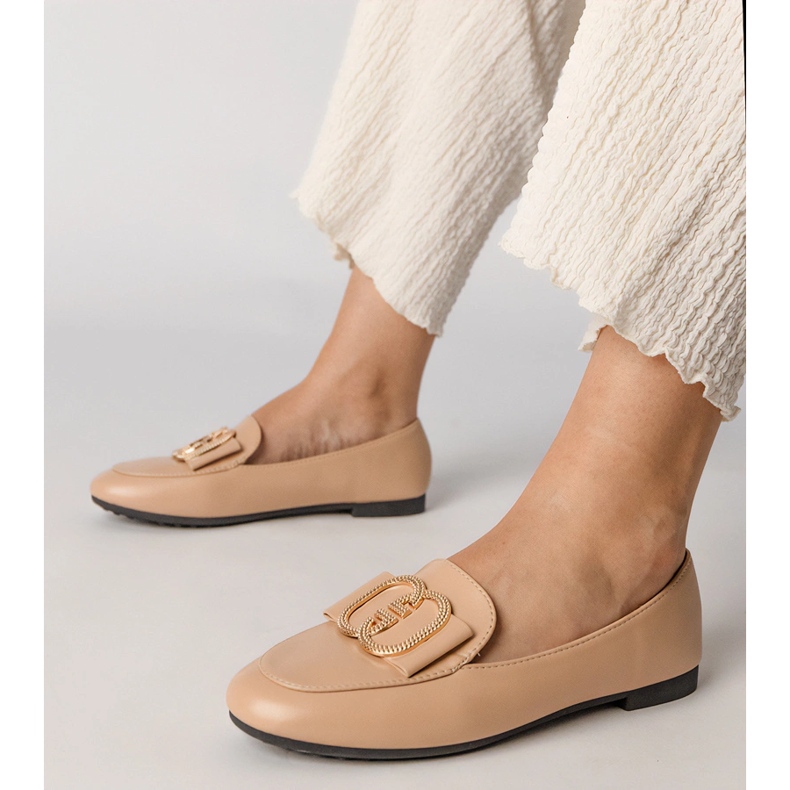 Mocas femininas cremosas com uma decoração de ouro cremoso 1