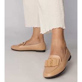 Mocas femininas cremosas com uma decoração de ouro cremoso 2