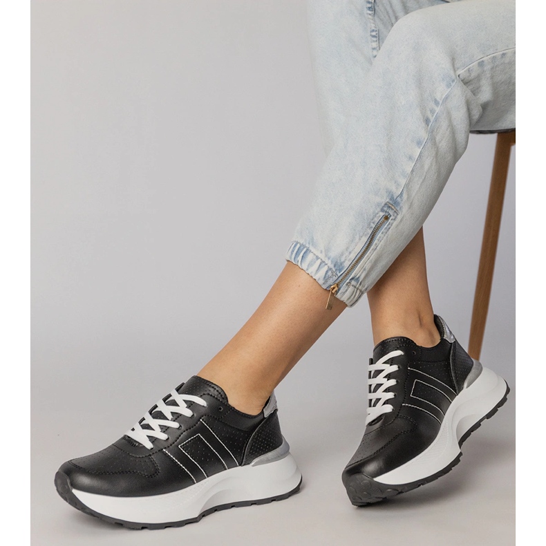 Tênis esportivos negros com uma inserção de prata preto 2