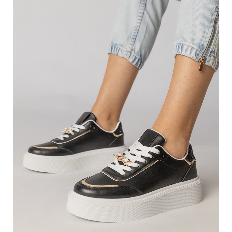 Tênis pretos decorados com glitter e zircões 1