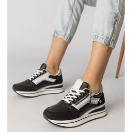 Tênis de esportes pretos decorados com um controle deslizante 1