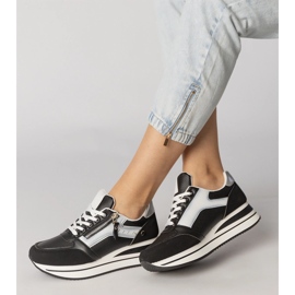 Tênis de esportes pretos decorados com um controle deslizante 2