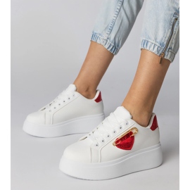 Tênis brancos com coração vermelho 1
