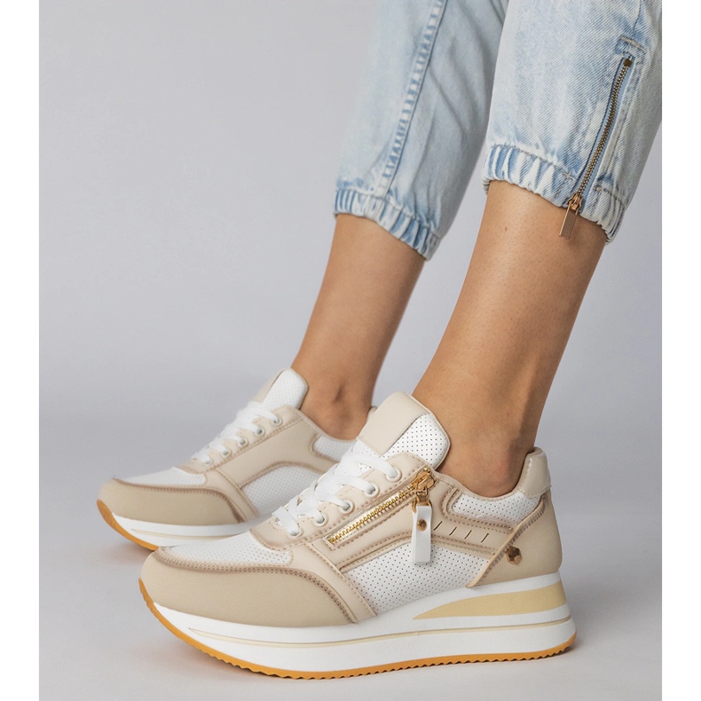 Tênis esportivos bege decorados com um controle deslizante 1