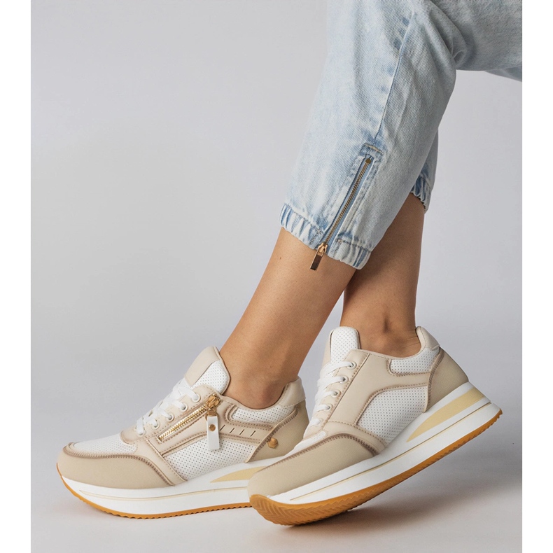 Tênis esportivos bege decorados com um controle deslizante 2