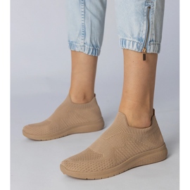 Tênis esportivos bege com um superior em socas 1