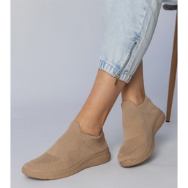 Tênis esportivos bege com um superior em socas 2