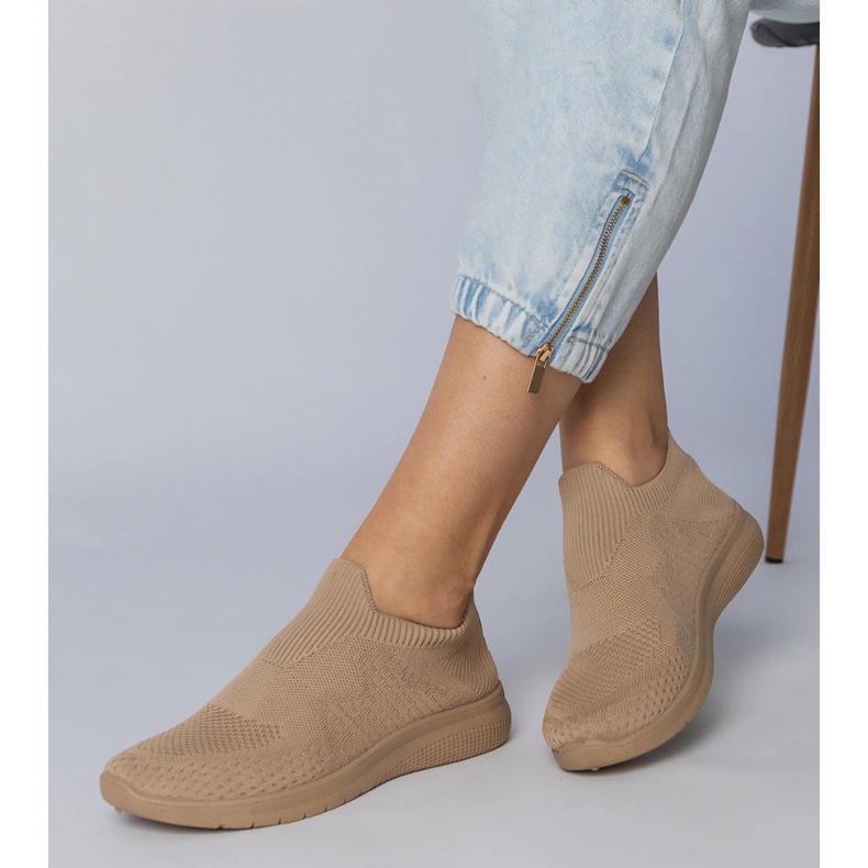 Tênis esportivos bege com um superior em socas 2