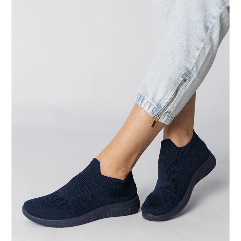 Tênis esportivos azuis da marinha com um superior em socas azul 1