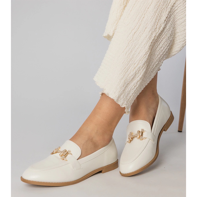 Mocassim branco decorado com zircões 1