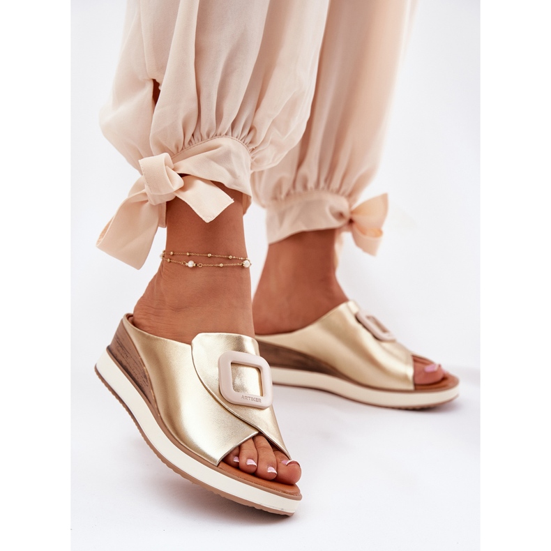 Flip de couro feminino no Artiker 56C2146 Wedge dourado 2
