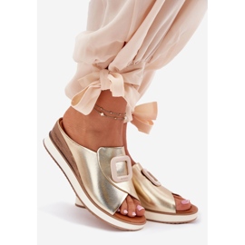 Flip de couro feminino no Artiker 56C2146 Wedge dourado 1
