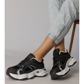 Tênis esportivos negros em uma sola enorme preto 2