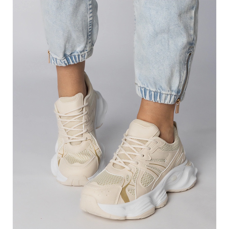 Tênis esportivos bege em uma sola enorme 2