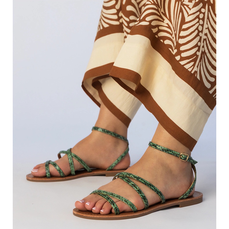 Sandálias verdes em uma sola plana 1