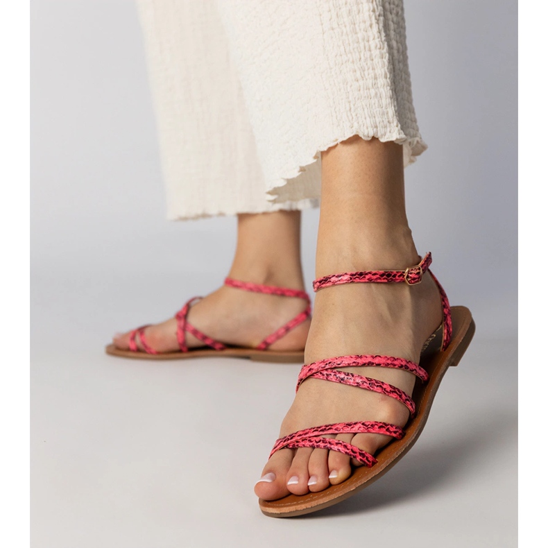 Sandálias rosa em uma sola plana 1