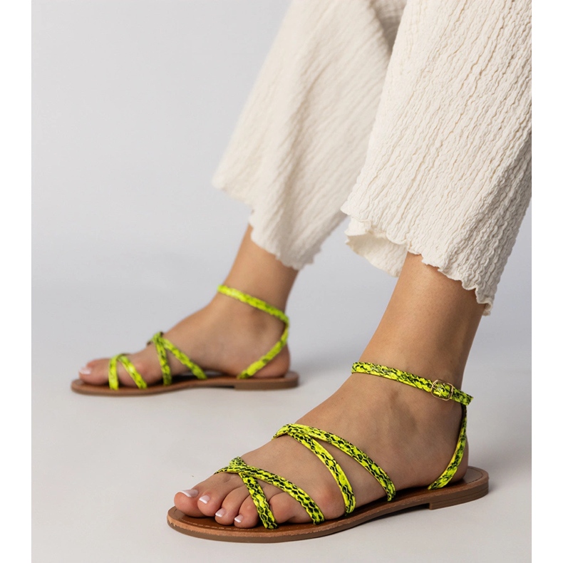 Sandálias amarelas em uma sola plana amarelo 1