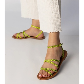 Sandálias amarelas em uma sola plana amarelo 2