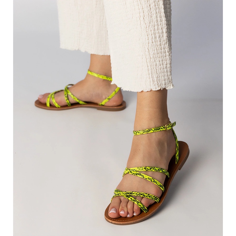 Sandálias amarelas em uma sola plana amarelo 2