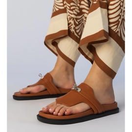 Flip -flops marrons elegantes com um ornamento marrom 1