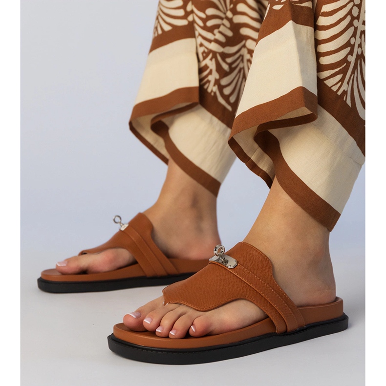 Flip -flops marrons elegantes com um ornamento marrom 1