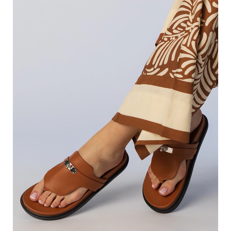 Flip -flops marrons elegantes com um ornamento marrom 2
