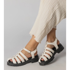 Sandálias brancas na plataforma com uma linha de dedos branco 2